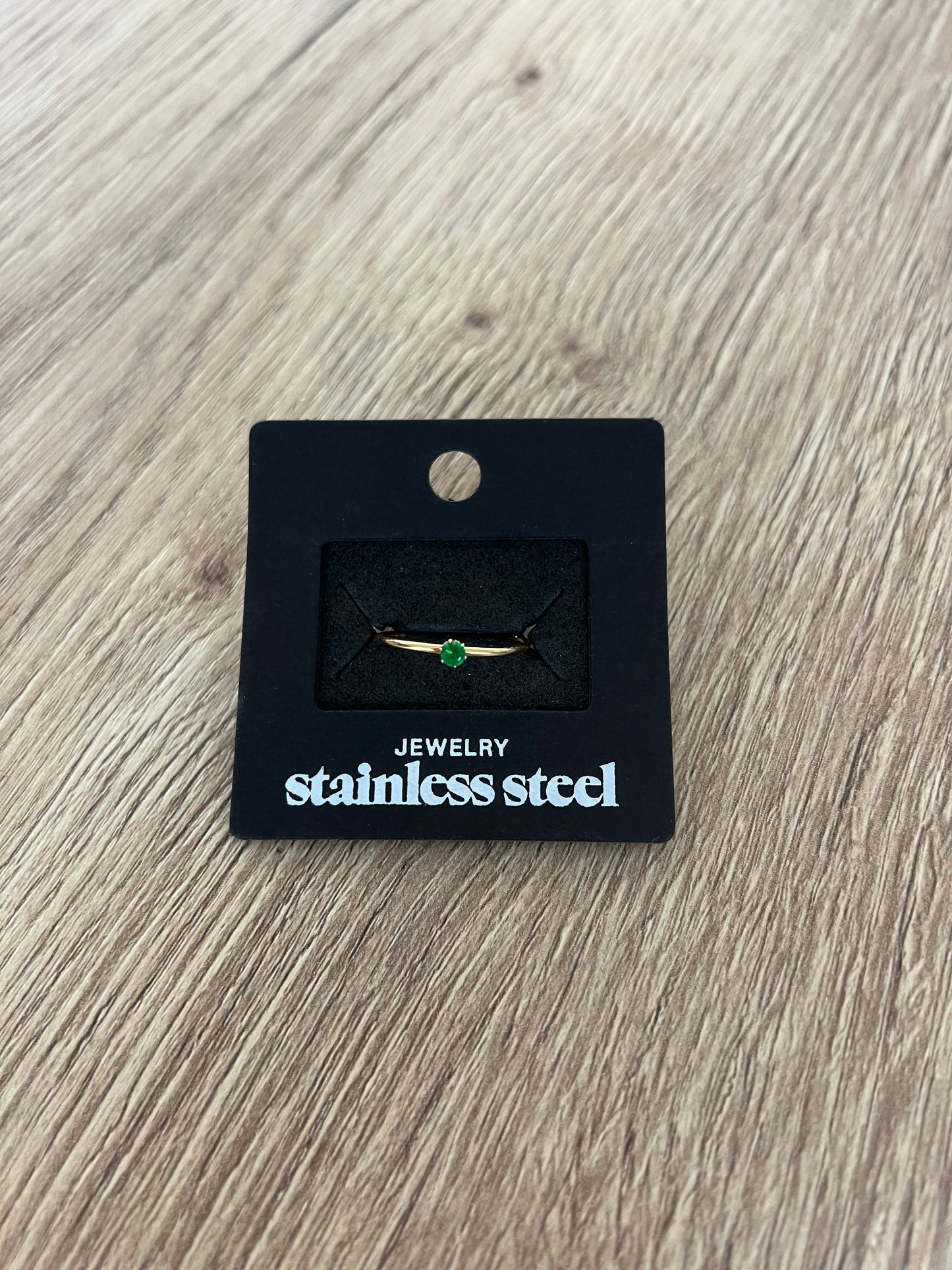 Gouden ring met groen diamantje